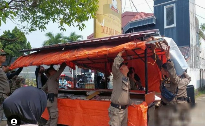 Personel Satpol PP melakukan penertiban terhadap pedagang kaki lima (PKL) yang melanggar aturan di sejumlah kawasan di Kota Padang. Di antaranya,