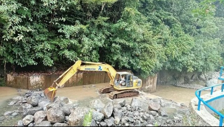 Perumda Air Minum Kota Padang bersama Balai Wilayah Sungai (BWS) Sumatra V melakukan pengerukan (normalisasi) sungai di salah satu intake