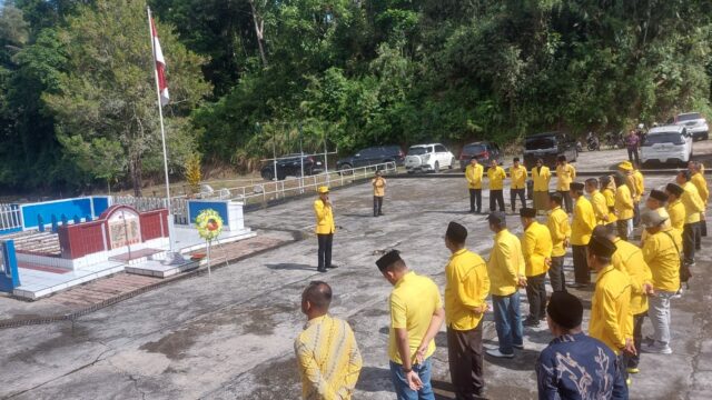 Pengurus DPD Partai Golkar Limapuluh Kota berziarah ke Taman Makam Pahlawan Kabupaten di Lurah Kincia, Nagari Situjuah Batua, Kecamatan