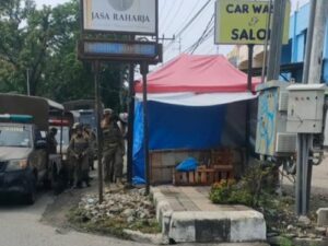 Satuan Polisi Pamong Praja (Satpol PP) Kota Padang melakukan peneguran terhadap masyarakat yang menggunakan badan jalan dan trotoar