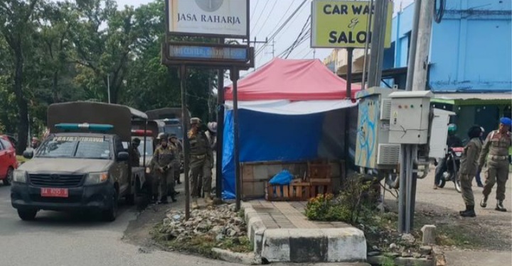 Satuan Polisi Pamong Praja (Satpol PP) Kota Padang melakukan peneguran terhadap masyarakat yang menggunakan badan jalan dan trotoar