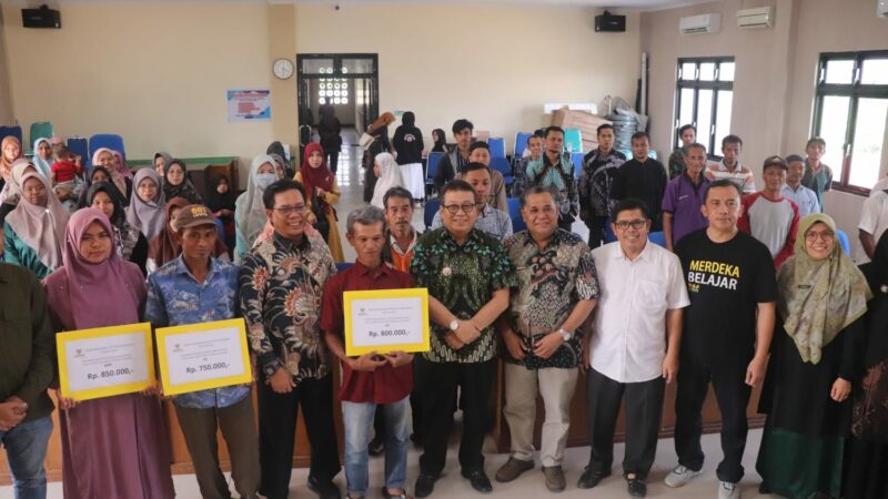 62 orang tenaga pendidik dan tenaga kependidikan menerima bantuan usaha kerjasama Dinas Pendidikan dan Badan Amil Zakat Nasional (Baznas)