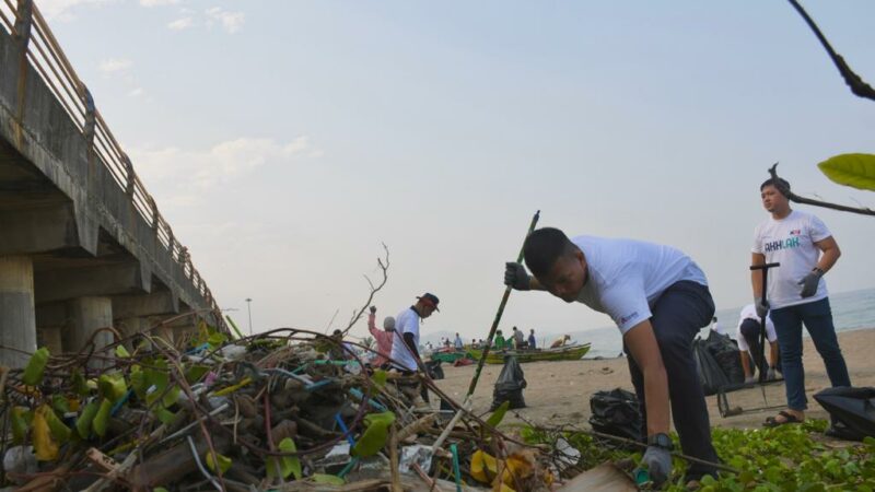 Milenial Semen Padang Ikuti BUMN Environmental Movement dengan Bersihkan Pantai Padang