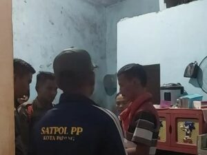 Satpol PP Kota Padang mendatangi sebuah warung yang diduga menjual minuman fermentasi yang berada di Kecamatan Lubuk Begalung Padang, Minggu