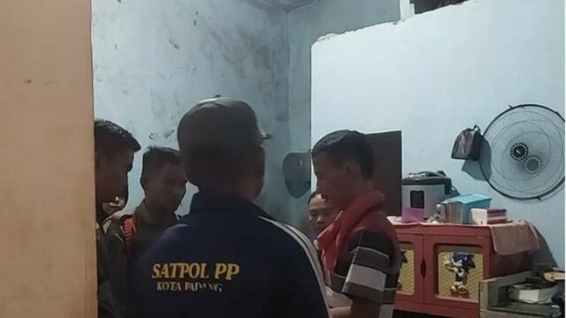 Satpol PP Kota Padang mendatangi sebuah warung yang diduga menjual minuman fermentasi yang berada di Kecamatan Lubuk Begalung Padang, Minggu