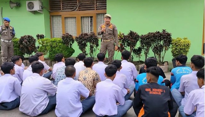 Puluhan pelajar diciduk Satuan Polisi Pamong Praja (Satpol PP) Kota Padang di salah satu warung di kawasan Kalawi, Kecamatan Kuranji, Selasa