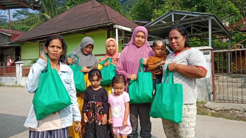 Tim Pengabdian Unand Bagikan PMT Balita Stunting di Mata Air