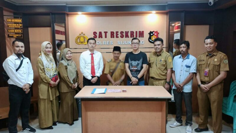 Diduga telah menyelewengan dana desa tahun anggaran 2020/20210, seorang oknum wali nagari di Kecamatan Sumpur, Kabupaten Sijunjung,