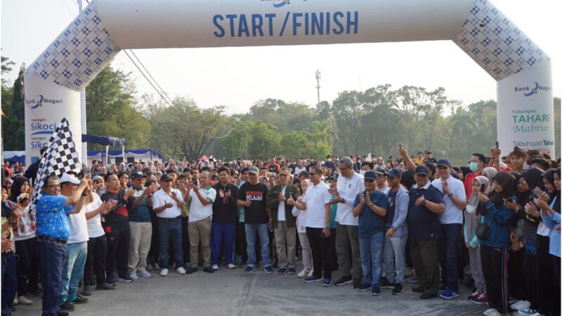 Bertabur Hadiah, Unand Gelar Jalan Sehat Meriahkan Dies Natalis ke 67