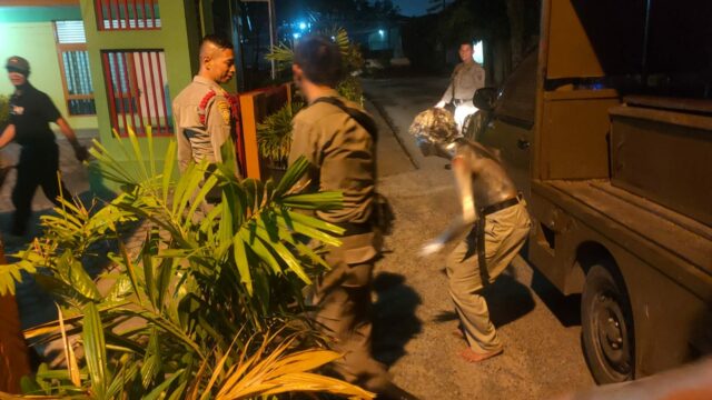 Satpol PP Padang mengamankan seorang "manusia silver" di perempatan lampu merah Simpang Ketaping, Kecamatan Kuranji, Kamis (12/10/2023).