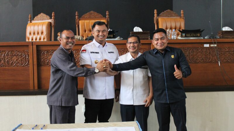 Setelah melalui tahapan panjang dalam proses pembahasan, melalui Rapat Paripurna, Bupati Dharmasraya Sutan Riska Tuanku Kerajaan sampaikan
