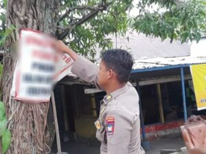 Ratusan iklan berbagai merek yang terpasang di pohon dan tiang-tiang listrik ditertibkan Satpol PP dari sejumlah kawasan di Kota Padang pada