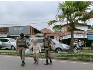Satpol PP Padang Tertibkan Pengemis dan Anjal di Lampu Merah