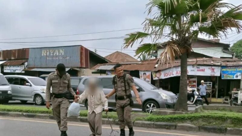Satpol PP Padang Tertibkan Pengemis dan Anjal di Lampu Merah