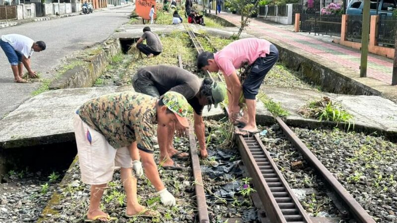 Warga Silaing Atas Bersihkan Rel Kereta Sambut Galanggang Arang