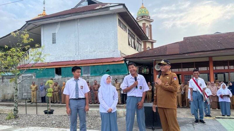 Wako Padang Serahkan 123 e-KTP Siswa Sekolah Kejuruan