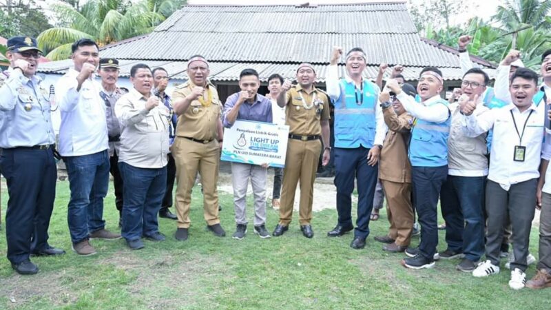 Harapkan Produktivitas Meningkat, Wagub Resmikan Listrik PLN di Dusun Berkat Mentawai