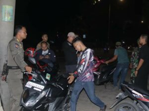 Keluyuran Hingga Larut Malam, Satpol PP Padang Awasi Jalan Khatib Sulaiman