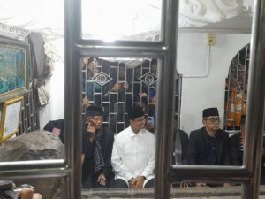 Hujan Sambut Kedatangan Anies Baswedan di Makam Syekh Burhanuddin