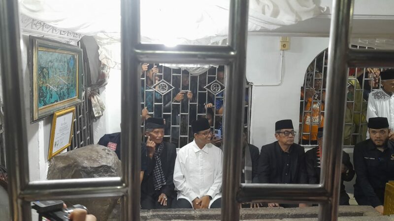Hujan Sambut Kedatangan Anies Baswedan di Makam Syekh Burhanuddin