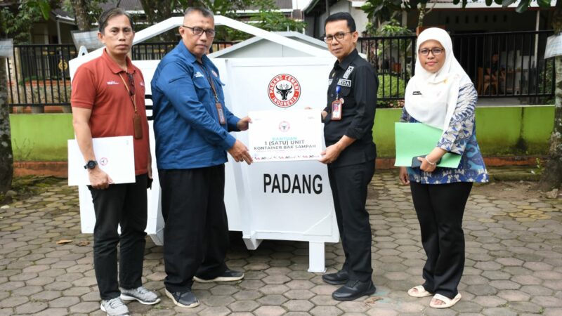 PT Semen Padang Serahkan 1 Unit Kontainer Sampah untuk DLH Padang
