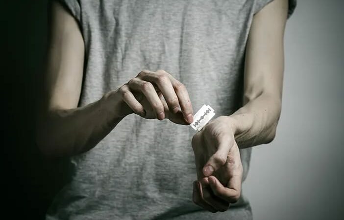 Pahami Self Harm dan Apa Penyebabnya