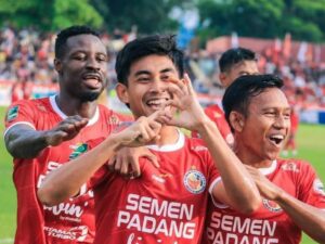 Selebrasi pemain Semen Padang FC Arsyad Yusgiantoro
