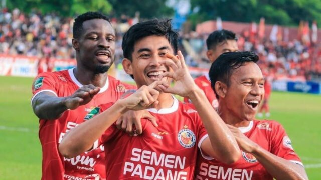 Selebrasi pemain Semen Padang FC Arsyad Yusgiantoro