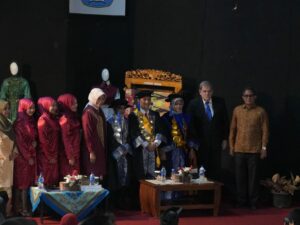 Institut Seni Indonesia (ISI) Kota Padang Panjang saat ini memiliki dua profesor seni pertama di Sumatra. Pengukuhan kedua guru besar tersebut dilakukan oleh Rektor ISI Padang Panjang,