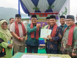 Pemko Padang menghibahkan tanah seluas 8.056 meter persegi kepada Kemenag Padang. Tanah yang berada di Jaruai Kelurahan Bungus Barat,