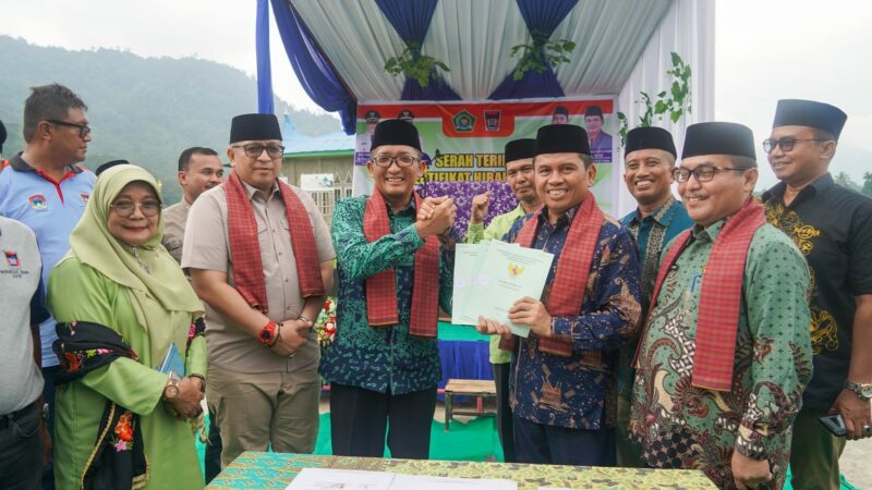 Pemko Padang menghibahkan tanah seluas 8.056 meter persegi kepada Kemenag Padang. Tanah yang berada di Jaruai Kelurahan Bungus Barat,