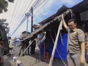 Satpol PP Padang Tertibkan PKL di Trotoar