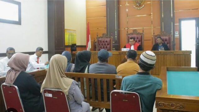 Sebanyak 13 pelanggar menjalani sidang tindak pidana ringan (tipiring) di Pengadilan Negeri Padang. Sidang dipimpin Anton Rizal Setiawan.