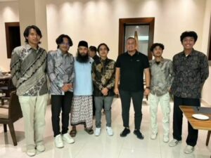 Anggota DPR RI asal Sumbar H Andre Rosiade dan Ustaz Syafiq Riza Basalamah bertemu dengan 30 mahasiswa asal Sumatra Barat (Sumbar).