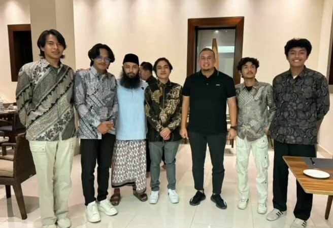 Anggota DPR RI asal Sumbar H Andre Rosiade dan Ustaz Syafiq Riza Basalamah bertemu dengan 30 mahasiswa asal Sumatra Barat (Sumbar).