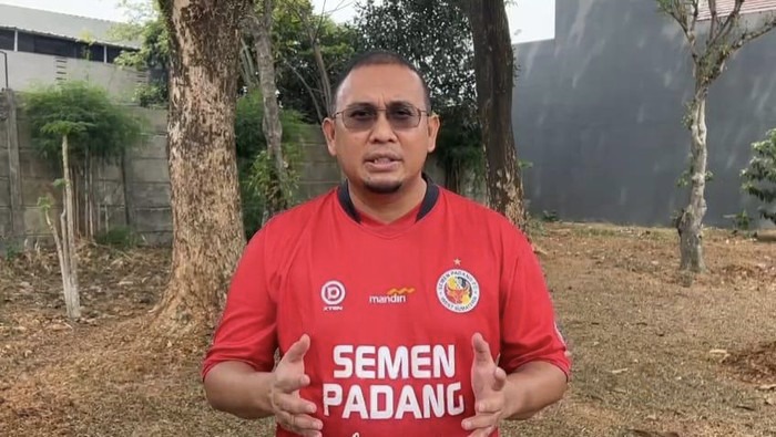 Penasihat Tim Semen Padang FC, H Andre Rosiade mengajak para suporter dan pendukung membawa bendera Palestina saat laga melawan PSPS Riau