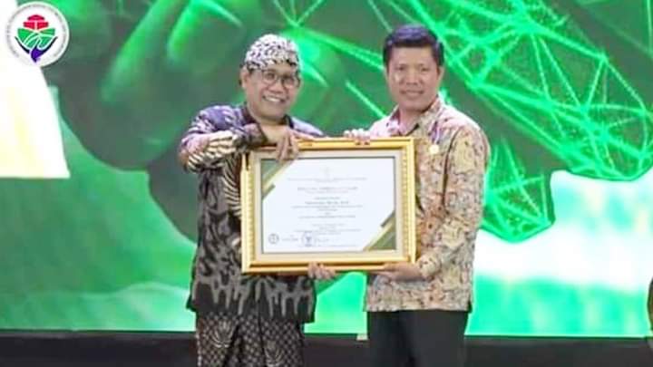 Pemko Pariaman melalui Dinas Pemberdayaan dan Pemerintahan Desa (DPMD) meraih Penghargaan Lencana Bakti Desa Pertama dari Kementerian Desa