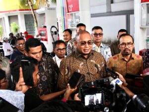 Anggota DPR RI Komisi VI dari Fraksi Partai Gerindra, Andre Rosiade melakukan peninjauan Stasiun Pengisian Bahan Bakar Umum (SPBU) di Padang