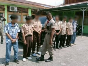 Satpol PP) Padang kembali mengamankan sejumlah pelajar yang kedapatan keluyuran saat jam sekolah pada Kamis/(23/11/2023).