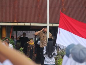 Anggota DPR RI asal Sumatra Barat (Sumbar), Andre Rosiade menjadi pembina upacara bendera Hari Guru Nasional (HGN) ke-78 di SMA 2 Padang.