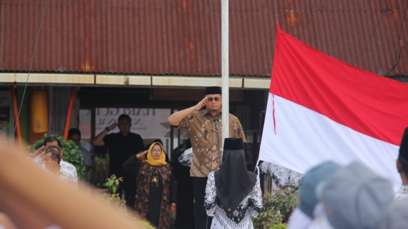 Anggota DPR RI asal Sumatra Barat (Sumbar), Andre Rosiade menjadi pembina upacara bendera Hari Guru Nasional (HGN) ke-78 di SMA 2 Padang.