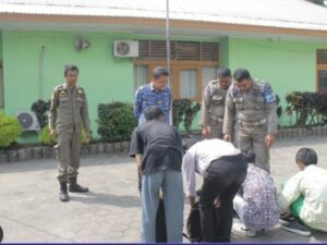 Sebanyak empat pelajar diamankan Satpol PP BKO bersama Kasi Trantib Kelurahan Simpang Haru di salah satu warung di kawasan Banda Bakali Simpang Haru, Kota Padang, Rabu (29/11/2023).
