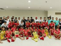 Wakil Gubernur Sumatra Barat, Audy Joinaldy langsung menyerahkan bonus spontan kepada pemain Sumbar usai mengalahkan Kepulauan Riau