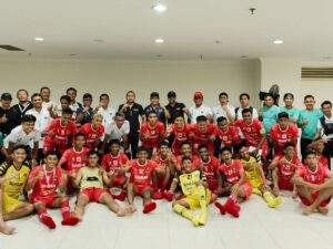 Wakil Gubernur Sumatra Barat, Audy Joinaldy langsung menyerahkan bonus spontan kepada pemain Sumbar usai mengalahkan Kepulauan Riau