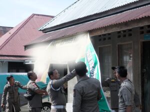 Bawaslu Kota Pariaman bersama unsur ddari TNI, Polri, Satpol PP, Dishub, dan Kominfo melakukan penertibaan alat peraga kampanye (APK) dan APS