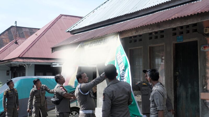 Bawaslu Kota Pariaman bersama unsur ddari TNI, Polri, Satpol PP, Dishub, dan Kominfo melakukan penertibaan alat peraga kampanye (APK) dan APS