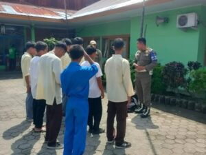 Sebanyak 13 orang pelajar diamankan personel Satpol PP BKO bersama Kasi Trantib Kecamatan Padang Utara di salah satu warung di kawasan