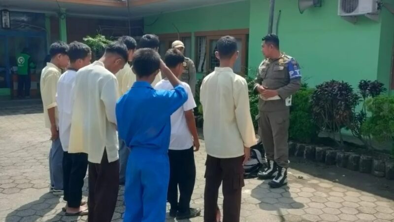 Sebanyak 13 orang pelajar diamankan personel Satpol PP BKO bersama Kasi Trantib Kecamatan Padang Utara di salah satu warung di kawasan