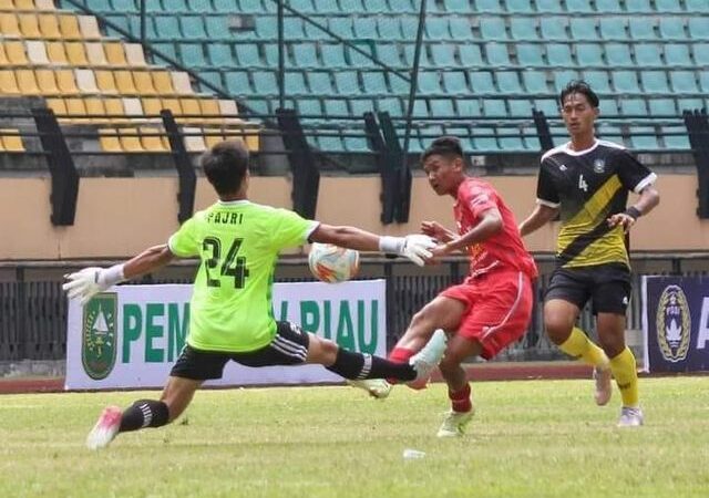 Sumbar berpeluang menjuarai grup B cabang olahraga sepakbola Porwil XI-2023 Riau. Sumbar sudah memastikan diri lolos ke semifinal Porwil