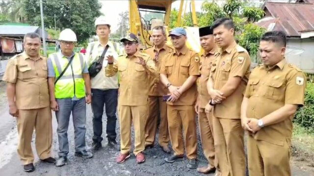 Pemkab Tanah Datar mendapatkan bantuan anggaran dari pusat untuk perbaikan jalan. Kepastian ini didapatkan oleh Bupati Tanah Datar, Eka Putra
